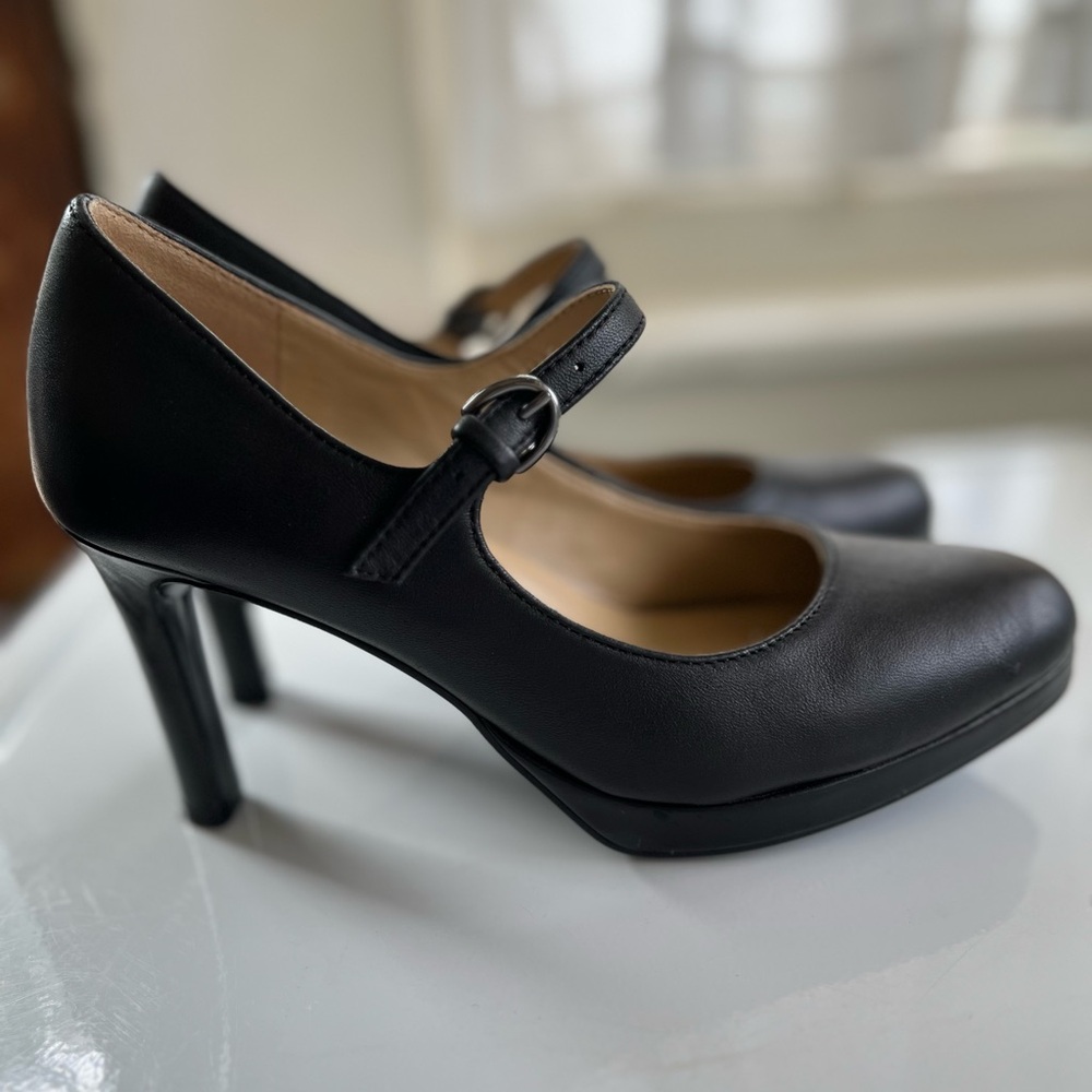 Size 5 Naturalizer Bandele Black Smooth excellent like new platform with 3” heel